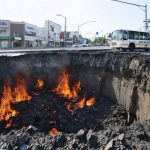 Masīvs iedobums izraisījis nacionālu infrastruktūras izpēti Japānā